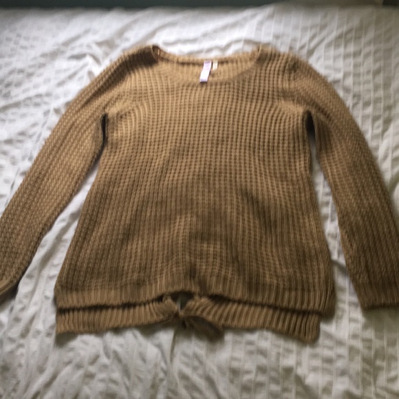 Like-new sweater! - Picture 2 of 3
